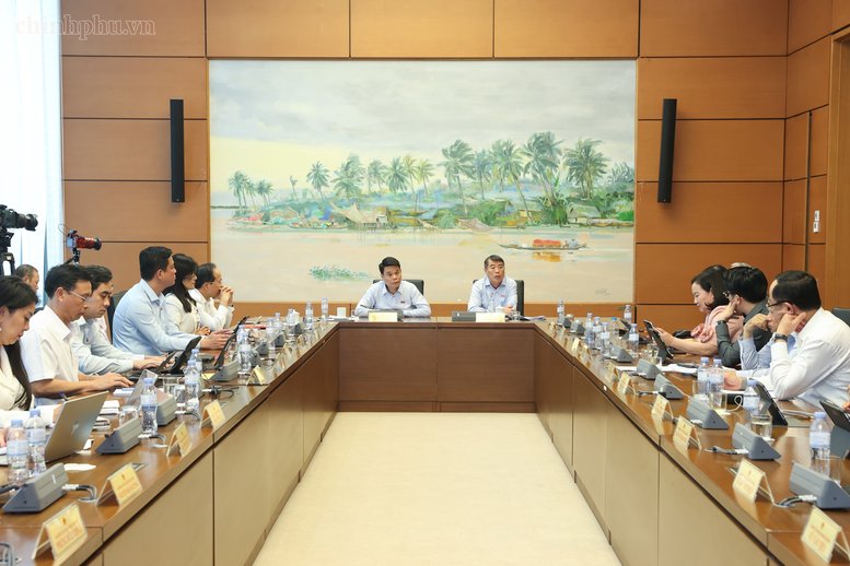 Thủ tướng: Mục ti&ecirc;u cuối c&ugrave;ng l&agrave; cắt giảm c&aacute;c kh&acirc;u trung gian để người bệnh, c&aacute;c bệnh viện được tiếp cận với thuốc v&agrave; trang thiết bị y tế ở mức gi&aacute; ph&ugrave; hợp - Ảnh: chinhphu.vn/Nhật Bắc