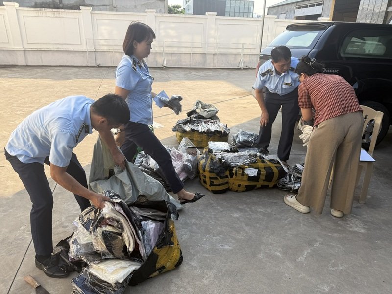 Lực lượng chức năng tiến h&agrave;nh thu giữ những sản phẩm kh&ocirc;ng c&oacute; nguồn gốc