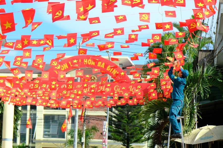 C&aacute;c tuyến đường tại x&atilde; Nam Ban L&acirc;m H&agrave; đang được trang tr&iacute; cờ hoa rực rỡ.