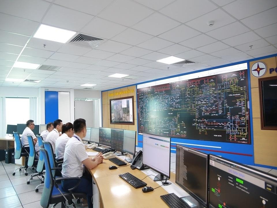 M&agrave;n h&igrave;nh gi&aacute;m s&aacute;t, vận h&agrave;nh hệ thống lưới điện tại ph&ograve;ng Điều độ