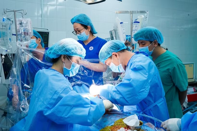 C&aacute;c b&aacute;c sỹ thực hiện ca gh&eacute;p tim cho người bệnh. (Ảnh: TTXVN ph&aacute;t)