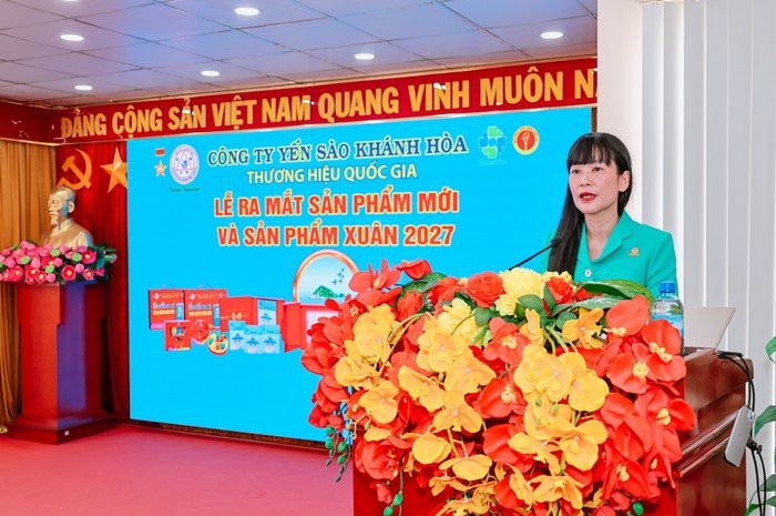 B&agrave; Trịnh Thị Hồng V&acirc;n - Chủ tịch HĐTV C&ocirc;ng ty Yến s&agrave;o Kh&aacute;nh Ho&agrave; ph&aacute;t biểu tại buổi lễ