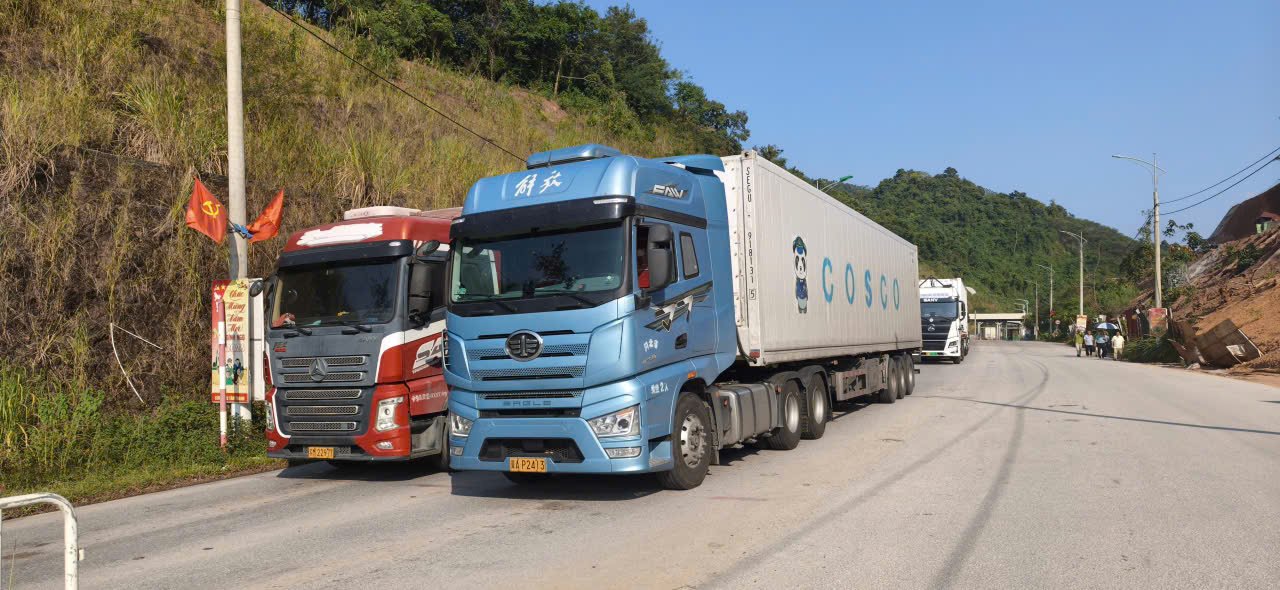 H&agrave;ng h&oacute;a th&ocirc;ng quan tại cửa khẩu T&acirc;n Thanh, Lạng Sơn