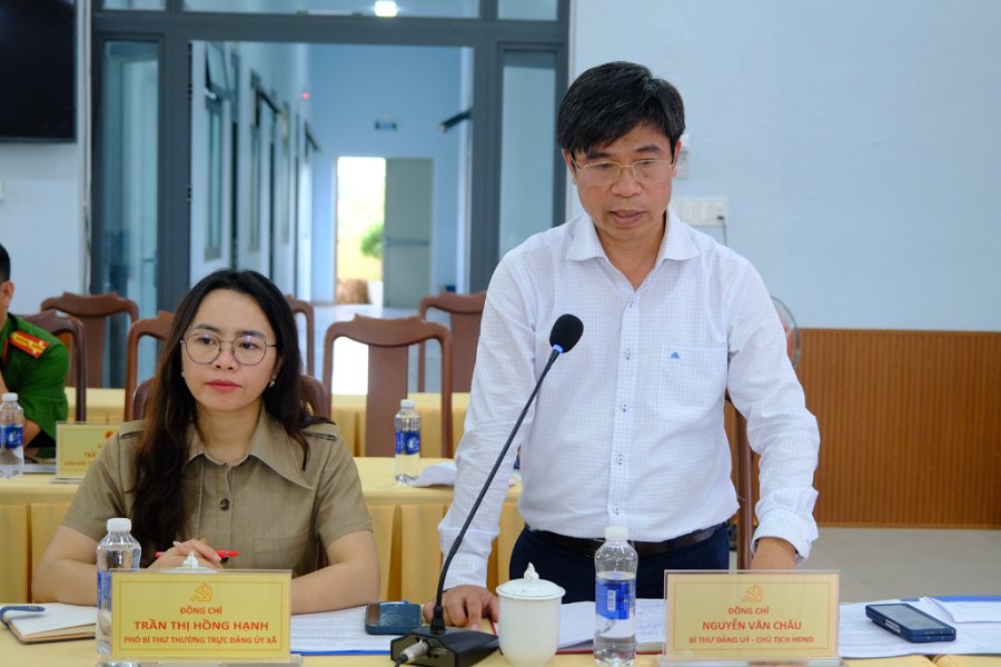 L&atilde;nh đạo x&atilde; Nam Ban L&acirc;m H&agrave; b&aacute;o c&aacute;o tại buổi l&agrave;m việc.