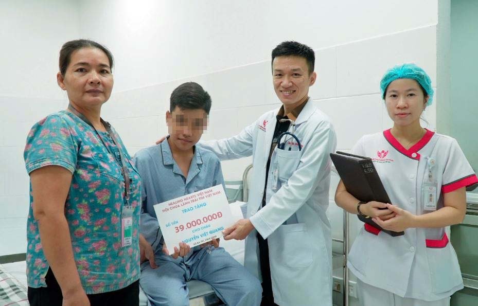 Nam sinh N.V.Q được ph&aacute;t hiện th&ocirc;ng li&ecirc;n nhĩ v&agrave; hỗ trợ điều trị