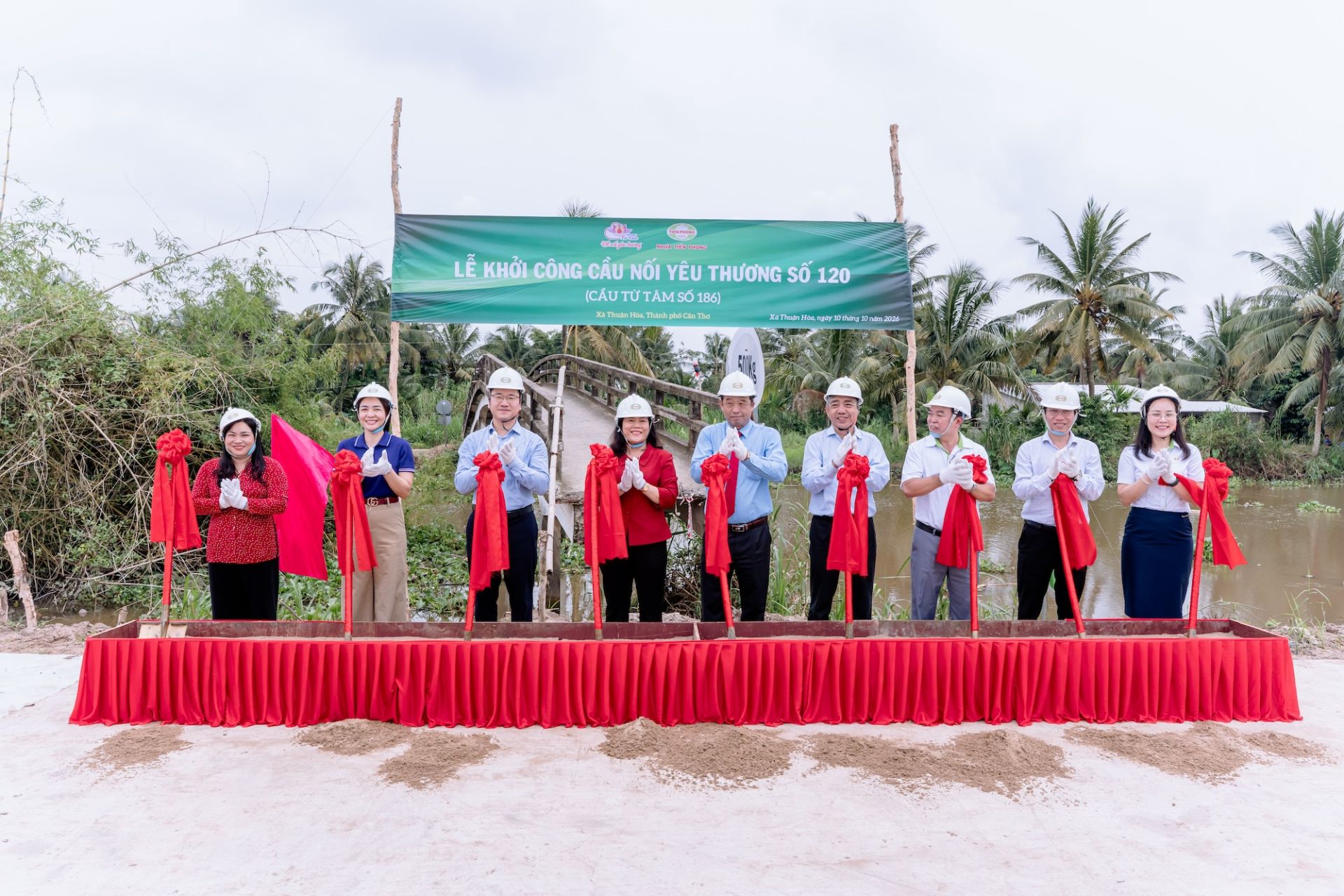 Nhựa Tiền Phong khởi c&ocirc;ng Cầu nối y&ecirc;u thương số 120 tại th&agrave;nh phố Cần Thơ.