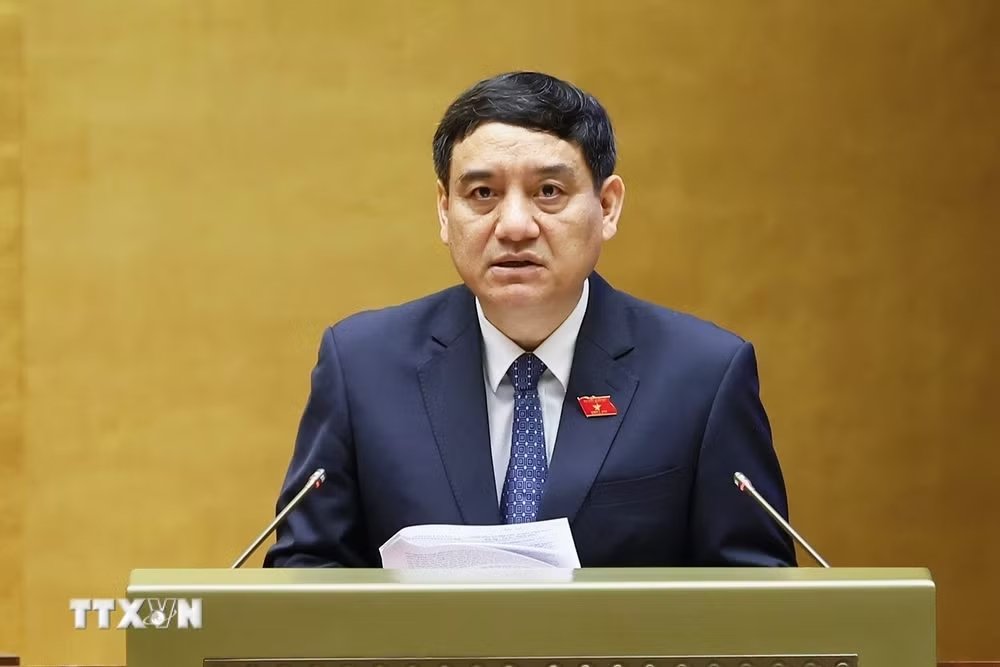 Chủ nhiệm Ủy ban Văn h&oacute;a v&agrave; X&atilde; hội của Quốc hội Nguyễn Đắc Vinh tr&igrave;nh b&agrave;y b&aacute;o c&aacute;o thẩm tra về dự &aacute;n Luật. (Ảnh: Do&atilde;n Tấn/TTXVN)