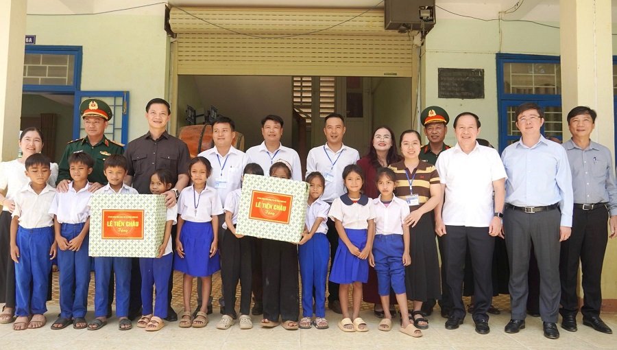 Phó Thủ tướng Chính phủ Lê Tiến Châu tặng quà động viên giáo viên, học sinh Phó Thủ tướng Chính phủ Lê Tiến Châu tặng quà động viên giáo viên, học sinh