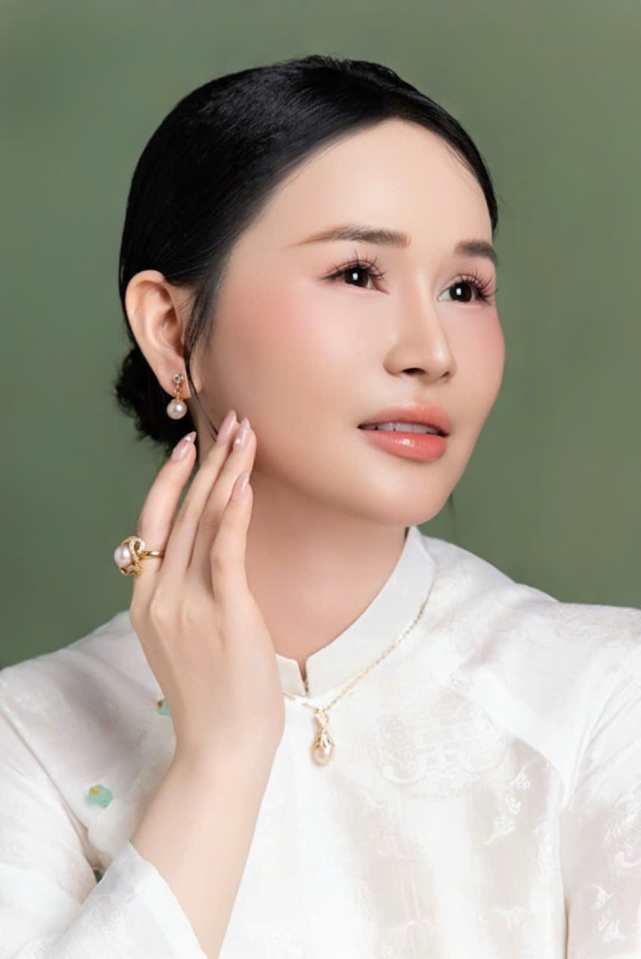 Sắc hồng của ngọc trai gợi lên vẻ đẹp nữ tính, trong khi ánh vàng tạo điểm nhấn trong bộ thiết kế của Nguyễn Hoàng Yến. Sắc hồng của ngọc trai gợi lên vẻ đẹp nữ tính, trong khi ánh vàng tạo điểm nhấn trong bộ thiết kế của Nguyễn Hoàng Yến.