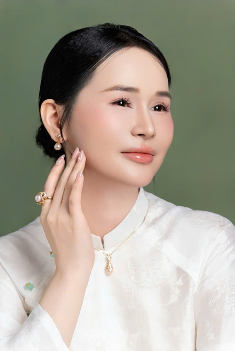 Thay vì chạy theo những chi tiết cầu kỳ, Nguyễn Hoàng Yến hướng đến sự cân bằng trong tổng thể của một bộ thiết kế trang sức. Thay vì chạy theo những chi tiết cầu kỳ, Nguyễn Hoàng Yến hướng đến sự cân bằng trong tổng thể của một bộ thiết kế trang sức.
