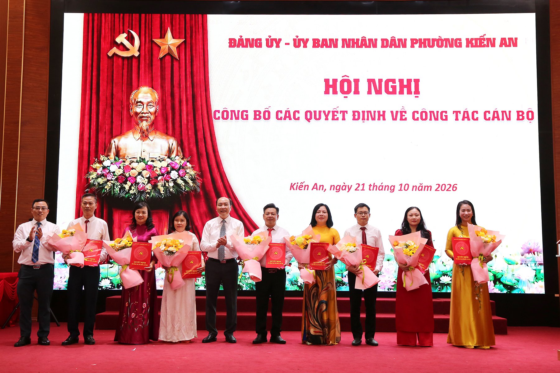 L&atilde;nh đạo phường trao quyết định v&agrave; tặng hoa ch&uacute;c mừng c&aacute;c c&aacute;n bộ, c&ocirc;ng chức được bổ nhiệm.