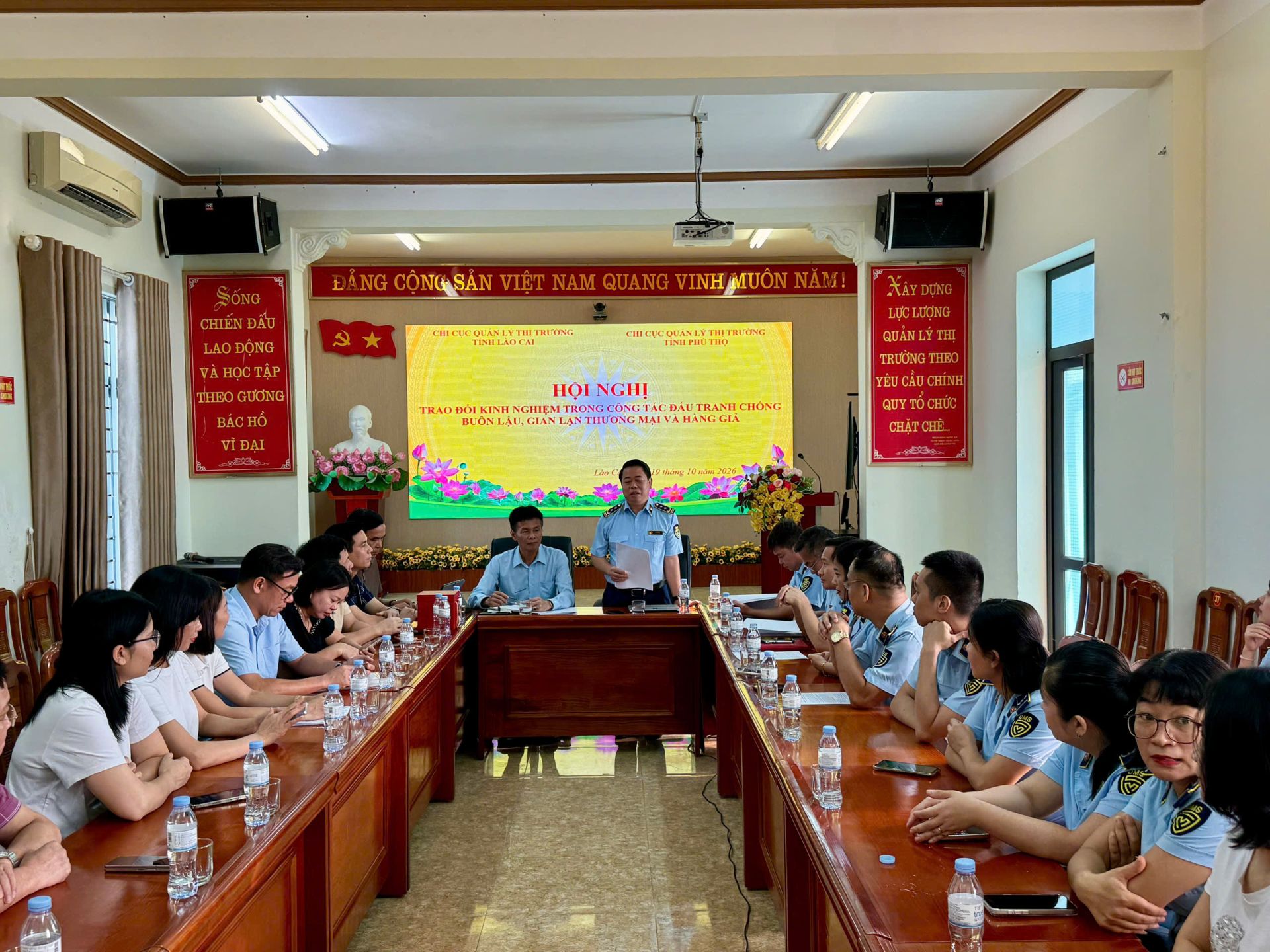Quang cảnh buổi trao đổi, học tập kinh nghiệm giữa Chi cục Quản l&yacute; thị trường L&agrave;o Cai v&agrave; Ph&uacute; Thọ tăng cường phối hợp chống bu&ocirc;n lậu, h&agrave;ng giả