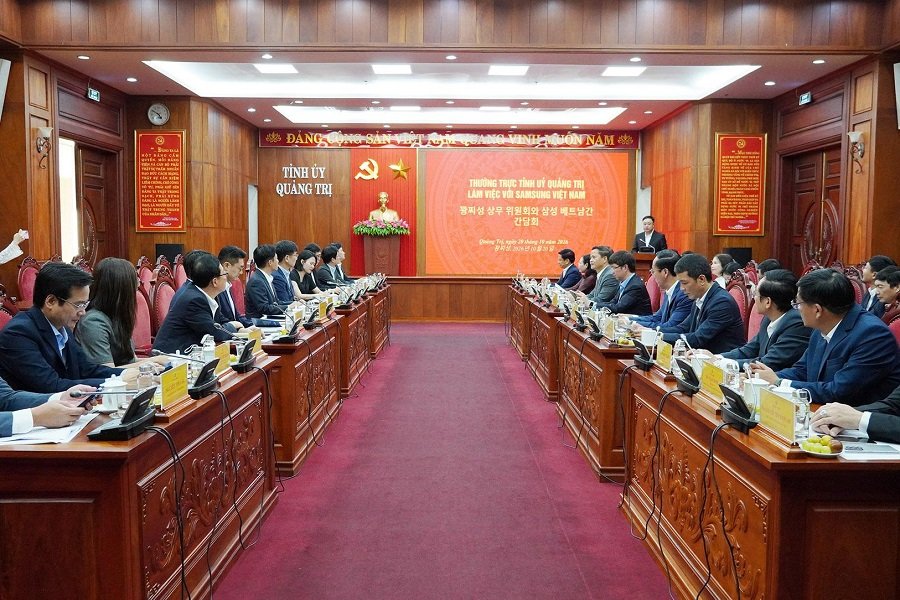 To&agrave;n cảnh buổi l&agrave;m việc
