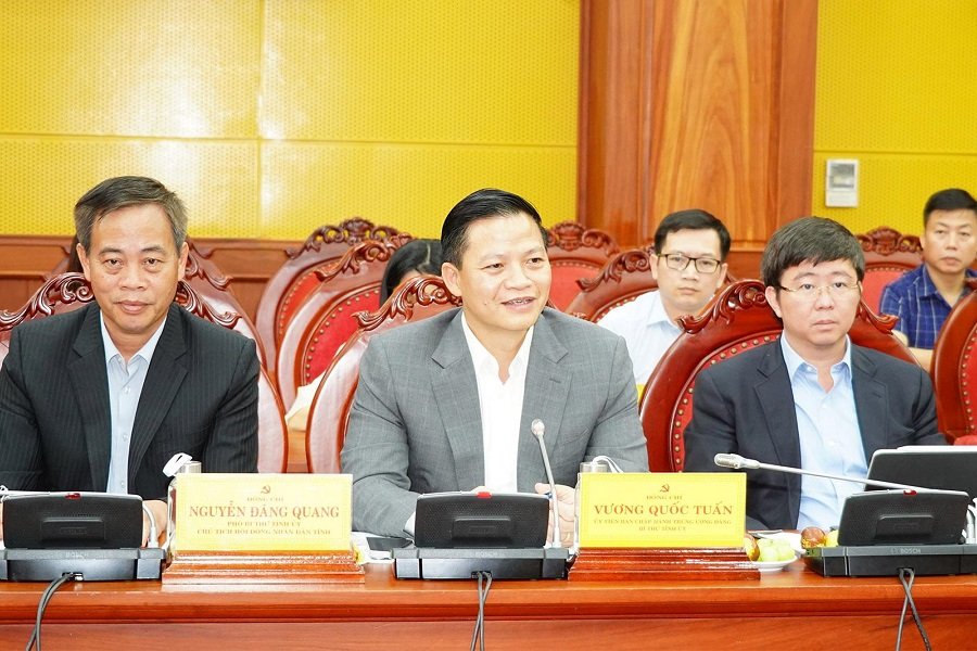 B&iacute; thư Tỉnh ủy Quảng Trị Vương Quốc Tuấn ph&aacute;t biểu tại buổi l&agrave;m việc