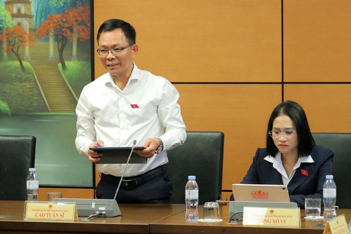 Đại biểu Cao Tuấn Sĩ - Giám đốc NMLD Dung Quất đề nghị khẩn trương xây dựng các giải pháp bảo đảm an ninh năng lượng dài hạn. (Ảnh: L.X) Đại biểu Cao Tuấn Sĩ - Giám đốc NMLD Dung Quất đề nghị khẩn trương xây dựng các giải pháp bảo đảm an ninh năng lượng dài hạn. (Ảnh: L.X)
