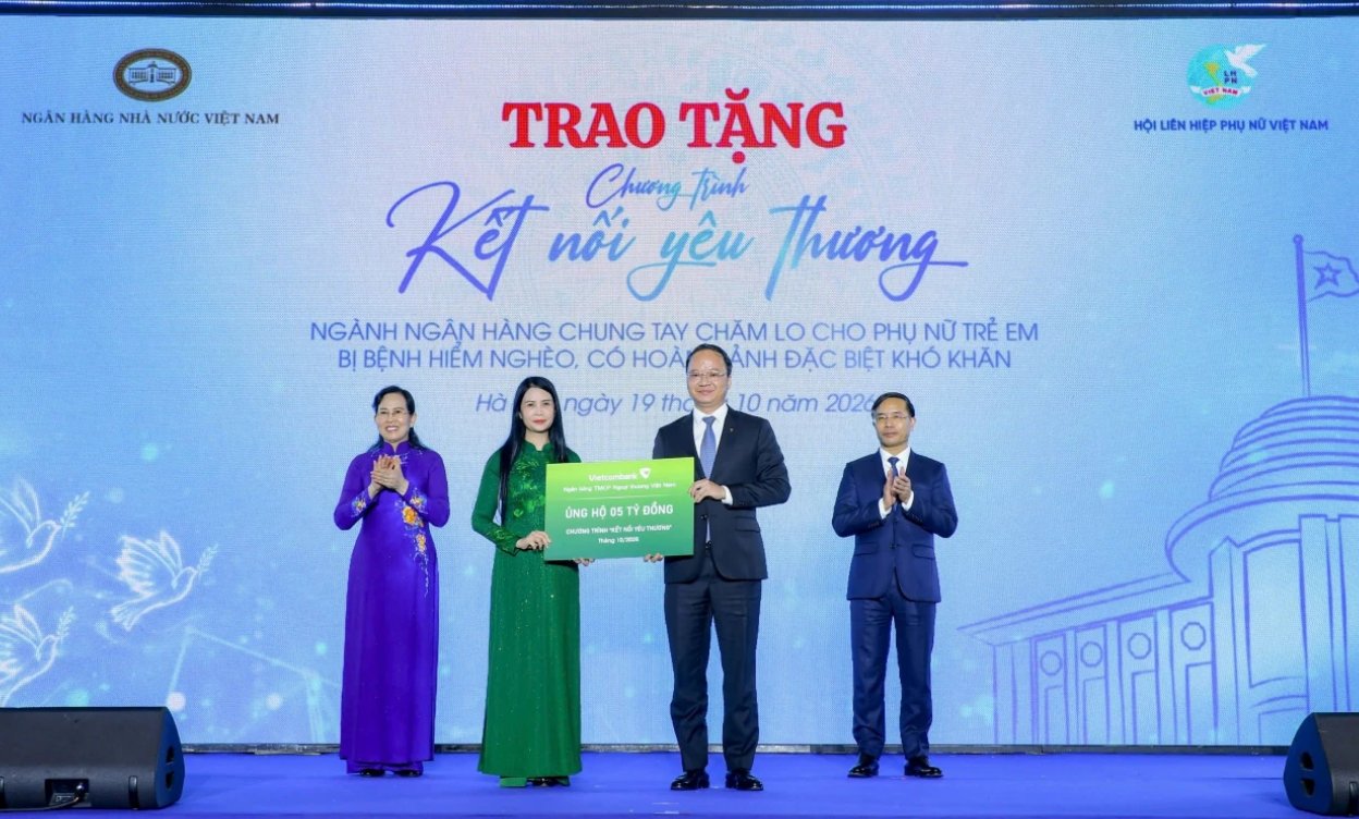 &Ocirc;ng L&ecirc; Quang Vinh, Th&agrave;nh vi&ecirc;n HĐQT, Tổng Gi&aacute;m đốc Vietcombank trao tặng ủng hộ chương tr&igrave;nh &ldquo;Kết nối y&ecirc;u thương&rdquo;, do Hội Li&ecirc;n hiệp Phụ nữ Việt Nam ph&aacute;t động. Ảnh: VCB