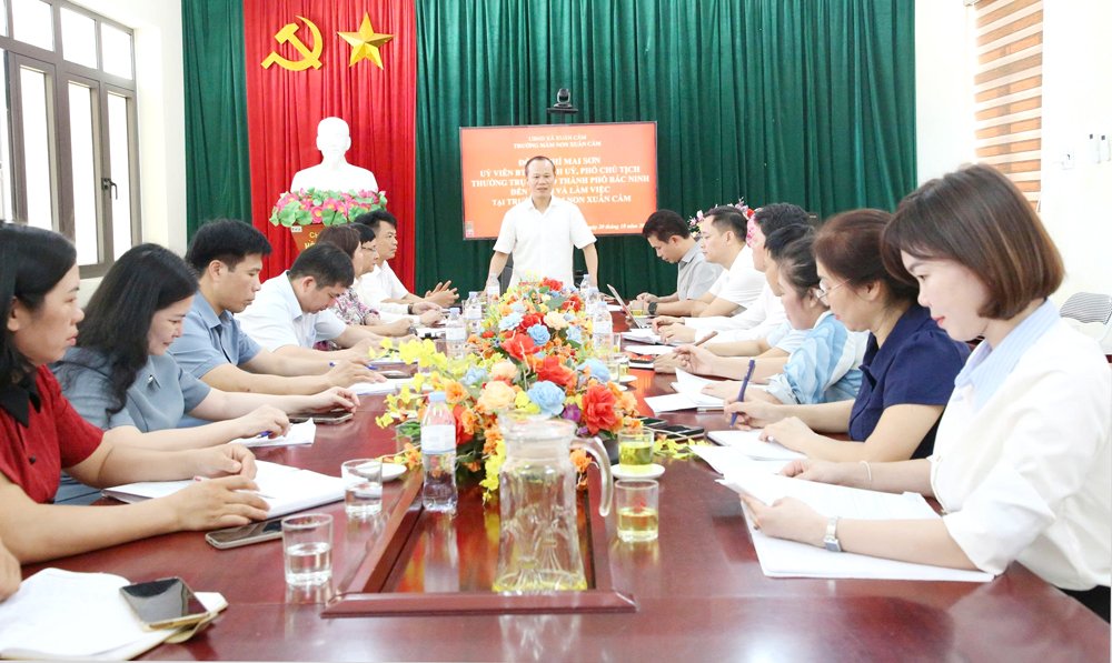 Đồng ch&iacute; Mai Sơn l&agrave;m việc tại Trường Mầm non Xu&acirc;n Cẩm.
