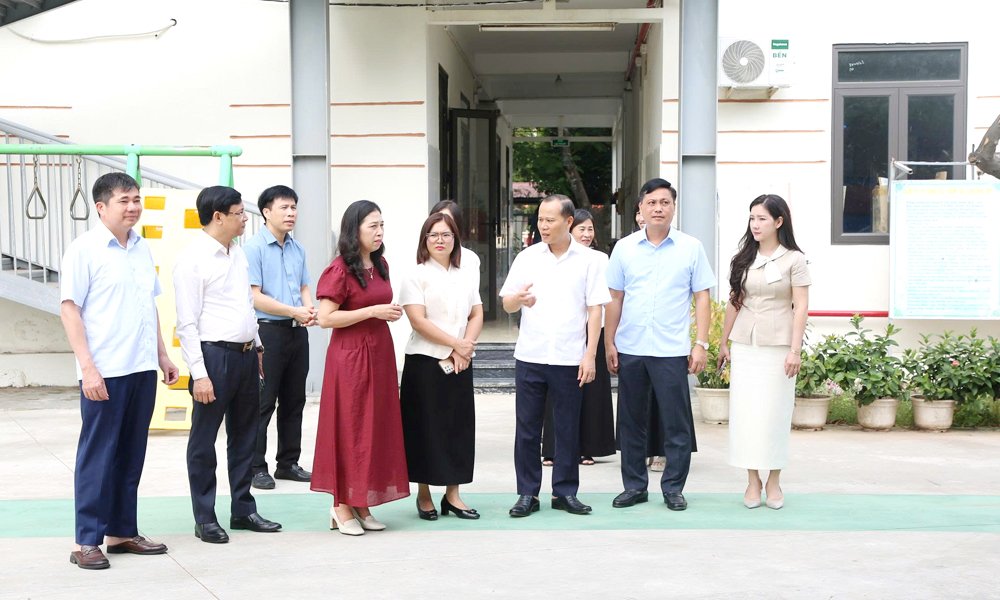 Đồng ch&iacute; Mai Sơn v&agrave; đo&agrave;n c&ocirc;ng t&aacute;c kiểm tra thực tế tại Trường Mầm non V&otilde; Cường.
