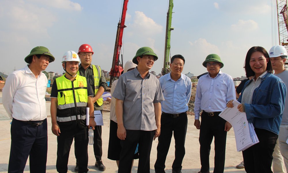 Chủ tịch UBND thành phố Phạm Hoàng Sơn kiểm tra tiến độ xây dựng dự án nhà lưu trú công nhân phường Nếnh. Chủ tịch UBND thành phố Phạm Hoàng Sơn kiểm tra tiến độ xây dựng dự án nhà lưu trú công nhân phường Nếnh.