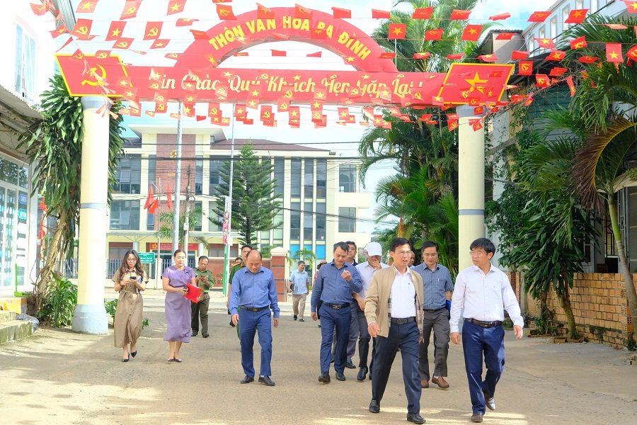 Tỉnh ủy vi&ecirc;n, Ph&oacute; Chủ tịch UBND tỉnh Đinh Văn Tuấn kiểm tra c&ocirc;ng t&aacute;c tổ chức Lễ kỷ niệm 50 năm x&acirc;y dựng v&agrave; ph&aacute;t triển V&ugrave;ng kinh tế mới H&agrave; Nội tại L&acirc;m Đồng. (Ảnh: Cổng TT L&acirc;m Đồng)