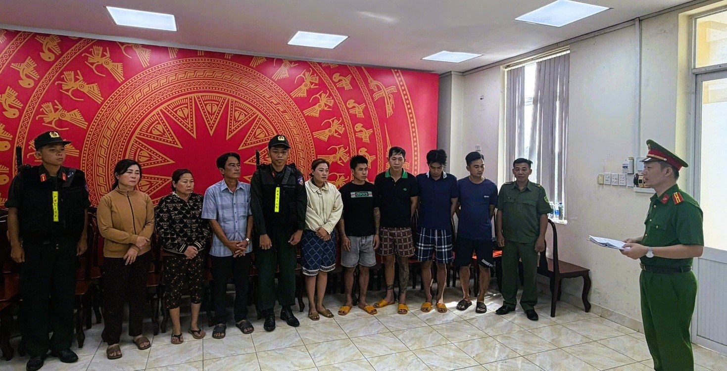 Cơ quan Cảnh sát điều tra đọc lệnh khởi tố bắt tạm giam các bị can. Cơ quan Cảnh sát điều tra đọc lệnh khởi tố bắt tạm giam các bị can.