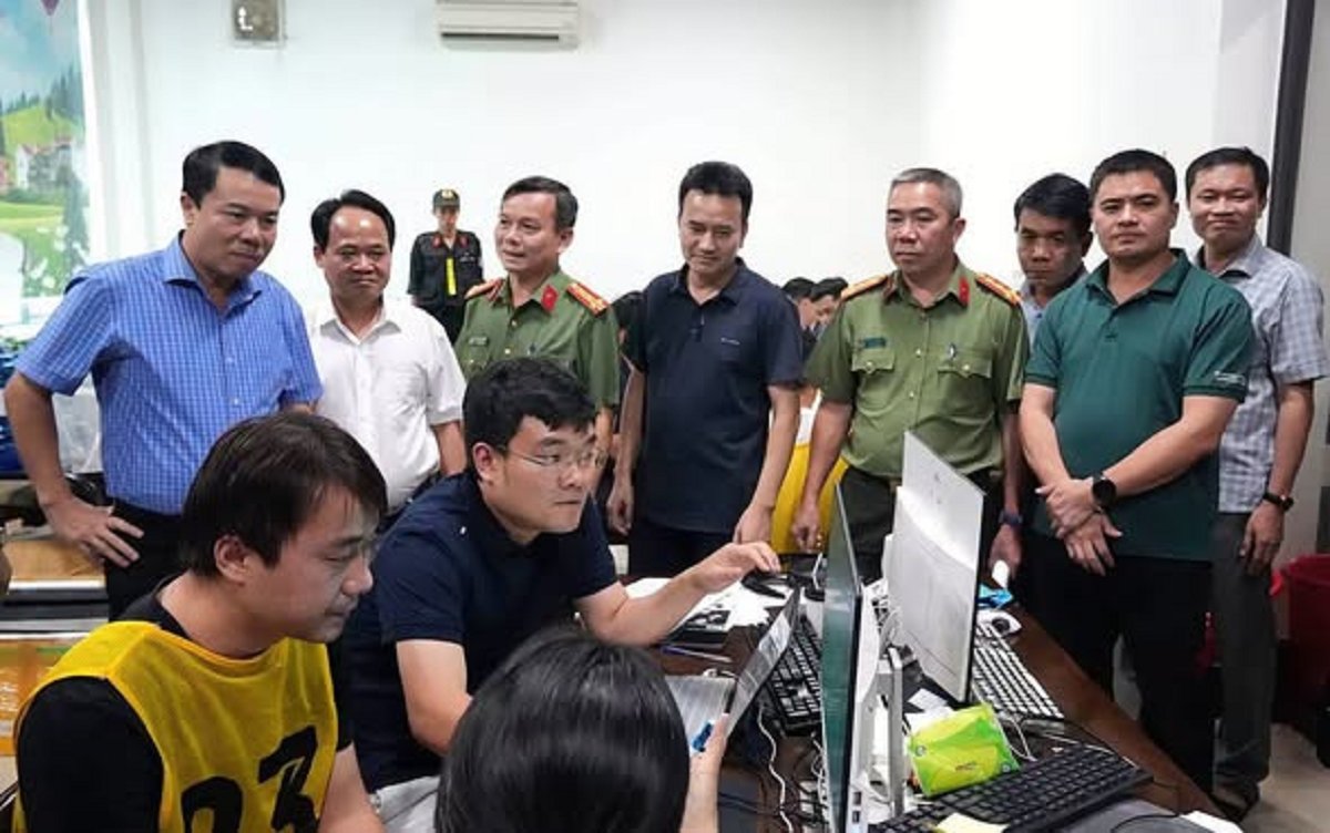 Phương thức thủ đoạn của các đối tượng hết sức tinh vi. Bước đầu xác định, thủ đoạn các đối tượng thường sử dụng bao gồm: Dụ dỗ đầu tư ngoại hối, giả danh chuyên viên chứng khoán, tẫy tình cảm kết hợp đầu tư tiền điện tử, tổ chức cá cược thể thao trực tuyến, … Phương thức thủ đoạn của các đối tượng hết sức tinh vi. Bước đầu xác định, thủ đoạn các đối tượng thường sử dụng bao gồm: Dụ dỗ đầu tư ngoại hối, giả danh chuyên viên chứng khoán, tẫy tình cảm kết hợp đầu tư tiền điện tử, tổ chức cá cược thể thao trực tuyến, …
