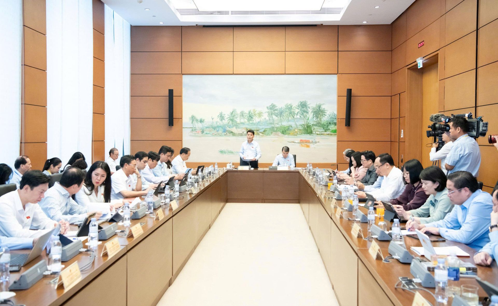 Đồng chí Lê Ngọc Châu, Bí thư Thành ủy, Trưởng Đoàn ĐBQH thành phố Hải Phòng chủ trì phiên thảo luận tại Tổ số 03. Đồng chí Lê Ngọc Châu, Bí thư Thành ủy, Trưởng Đoàn ĐBQH thành phố Hải Phòng chủ trì phiên thảo luận tại Tổ số 03.
