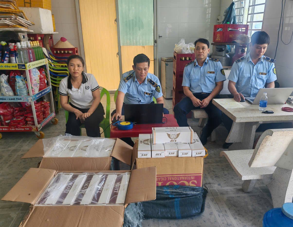 Lực lượng thuộc Đội QLTT số 5 kiểm tra h&agrave;ng h&oacute;a tại địa điểm kinh doanh tr&ecirc;n địa b&agrave;n quản l&yacute;