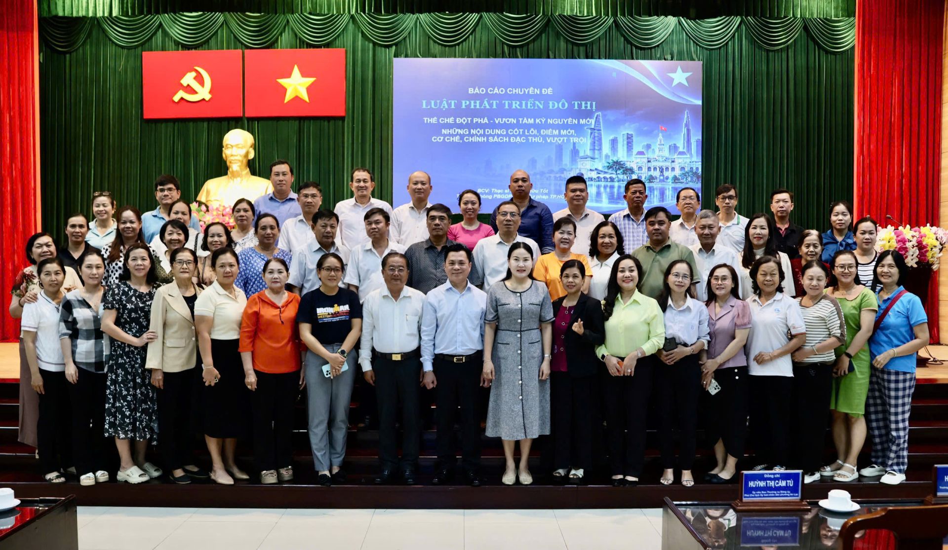 C&aacute;c đại biểu chụp ảnh lưu niệm tại Hội nghị triển khai Luật Ph&aacute;t triển đ&ocirc; thị năm 2026 do UBND phường An Lạc, TP.HCM tổ chức s&aacute;ng 22/10.