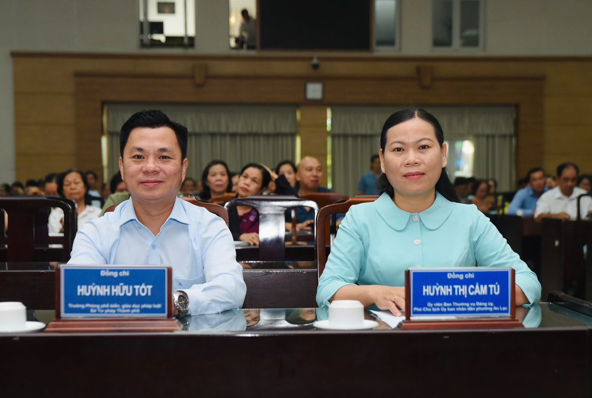 &Ocirc;ng Huỳnh Hữu Tốt, Trưởng ph&ograve;ng Phổ biến, gi&aacute;o dục ph&aacute;p luật, Sở Tư ph&aacute;p TP.HCM, v&agrave; b&agrave; Huỳnh Thị Cẩm T&uacute;, Ủy vi&ecirc;n Ban Thường vụ Đảng ủy, Ph&oacute; Chủ tịch UBND phường An Lạc, tại hội nghị.