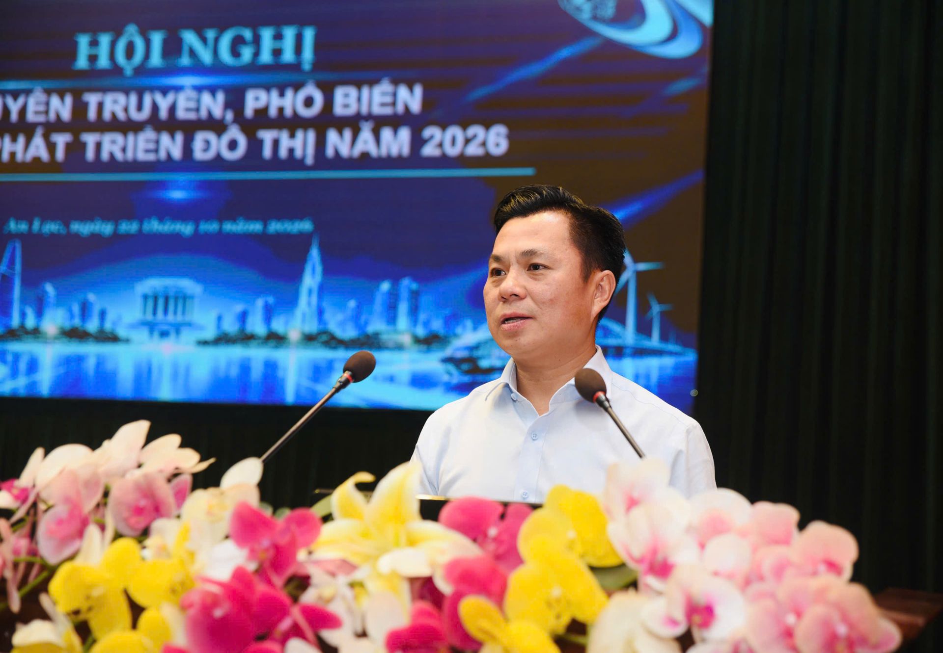 &Ocirc;ng Huỳnh Hữu Tốt, Trưởng ph&ograve;ng Phổ biến, gi&aacute;o dục ph&aacute;p luật, Sở Tư ph&aacute;p TP.HCM, truyền đạt những nội dung trọng t&acirc;m của Luật Ph&aacute;t triển đ&ocirc; thị năm 2026 tại hội nghị.