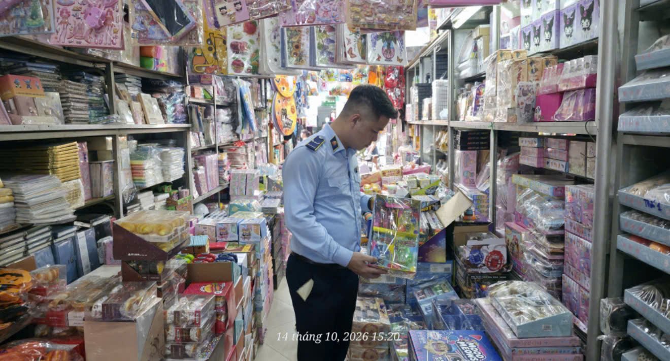 Lực lượng Quản lý thị trường Hà Nội kiểm tra hàng hóa tại cơ sở kinh doanh đồ chơi trẻ em trên phố Đồng Xuân. (Ảnh: QLTT) Lực lượng Quản lý thị trường Hà Nội kiểm tra hàng hóa tại cơ sở kinh doanh đồ chơi trẻ em trên phố Đồng Xuân. (Ảnh: QLTT)