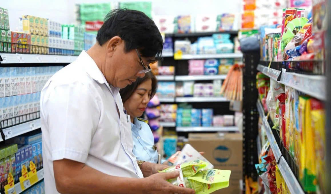 Lực lượng Quản lý thị trường Đà Nẵng kiểm tra hàng hóa tại cơ sở kinh doanh trước mùa mua sắm cuối năm. (Ảnh: Duy Ca) Lực lượng Quản lý thị trường Đà Nẵng kiểm tra hàng hóa tại cơ sở kinh doanh trước mùa mua sắm cuối năm. (Ảnh: Duy Ca)