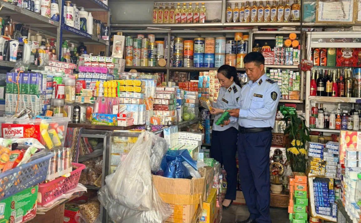 Cán bộ quản lý thị trường kiểm tra nguồn gốc, xuất xứ hàng hóa tại một cơ sở kinh doanh trên địa bàn thành phố. (Ảnh: Duy Ca) Cán bộ quản lý thị trường kiểm tra nguồn gốc, xuất xứ hàng hóa tại một cơ sở kinh doanh trên địa bàn thành phố. (Ảnh: Duy Ca)