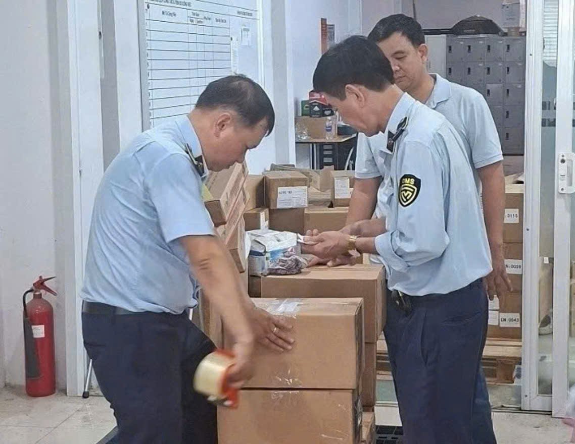 Lực lượng Quản l&yacute; thị trường TP. Hồ Ch&iacute; Minh ni&ecirc;m phong l&ocirc; h&agrave;ng c&oacute; dấu hiệu x&acirc;m phạm quyền sở hữu tr&iacute; tuệ để phục vụ c&ocirc;ng t&aacute;c x&aacute;c minh, xử l&yacute;. (Ảnh: CA)