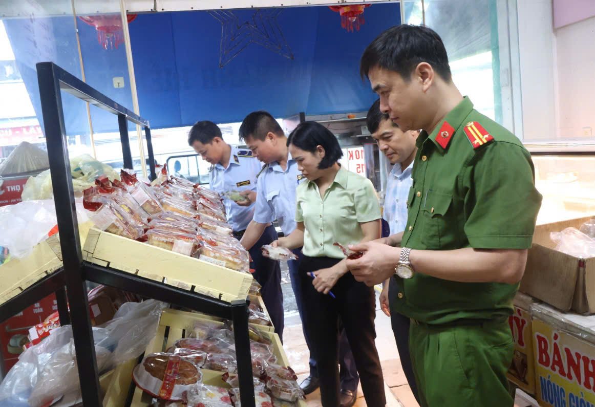 Đội Quản lý thị trường số 8 phối hợp với các lực lượng chức năng kiểm tra thị trường bánh kẹo dịp Tết Trung thu năm 2026. (Ảnh: QLTT) Đội Quản lý thị trường số 8 phối hợp với các lực lượng chức năng kiểm tra thị trường bánh kẹo dịp Tết Trung thu năm 2026. (Ảnh: QLTT)
