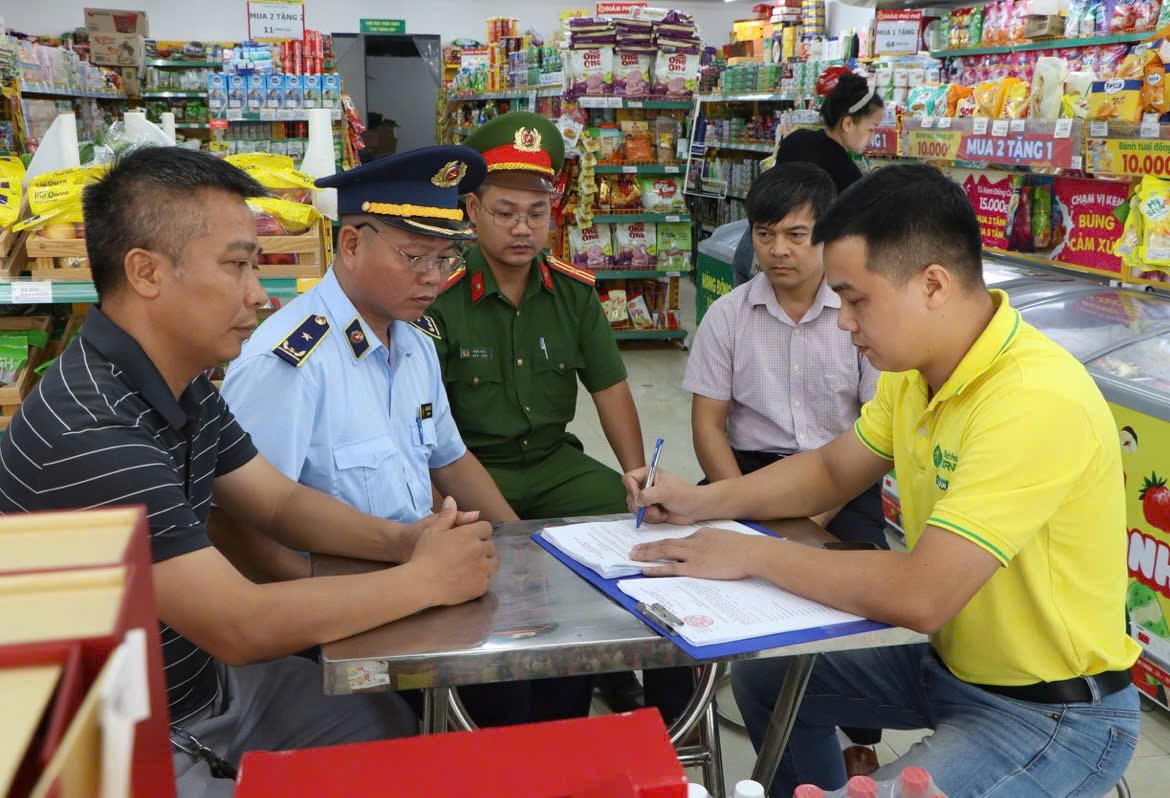 Lực lượng chức năng kiểm tra hàng hóa tại cơ sở kinh doanh trên địa bàn. (Ảnh: Chi cục Quản lý thị trường tỉnh Hưng Yên) Lực lượng chức năng kiểm tra hàng hóa tại cơ sở kinh doanh trên địa bàn. (Ảnh: Chi cục Quản lý thị trường tỉnh Hưng Yên)