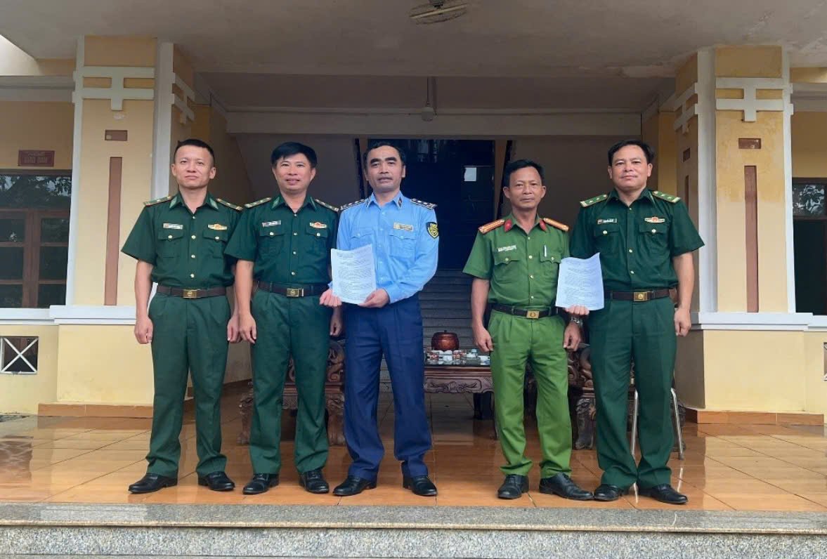 Lực lượng chức năng tăng cường phối hợp trong c&ocirc;ng t&aacute;c ph&ograve;ng, chống bu&ocirc;n lậu, gian lận thương mại tại x&atilde; Ia Đal, tỉnh Quảng Ng&atilde;i. (Ảnh: QLTT)