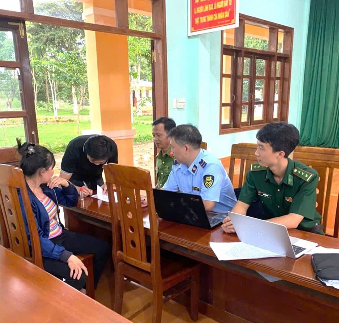 Lực lượng Quản l&yacute; thị trường, Bộ đội Bi&ecirc;n ph&ograve;ng v&agrave; C&ocirc;ng an x&atilde; Ia Đal phối hợp l&agrave;m việc, x&aacute;c minh vụ việc c&oacute; dấu hiệu vi phạm li&ecirc;n quan đến thuốc bảo vệ thực vật. (Ảnh: QLTT)