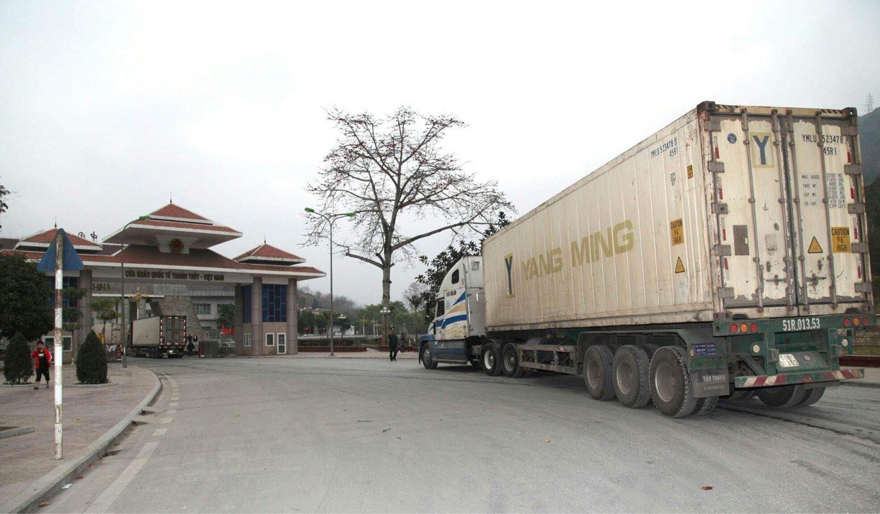 trong 9 th&aacute;ng đầu năm 2026, cửa khẩu đ&atilde; thu h&uacute;t 186 doanh nghiệp v&agrave; tư thương tham gia hoạt động xuất nhập khẩu (gồm 161 doanh nghiệp v&agrave; 25 tư thương), tăng 15 đơn vị so với c&ugrave;ng kỳ năm 2025. Ảnh: Cổng TTĐT Tuy&ecirc;n Quang