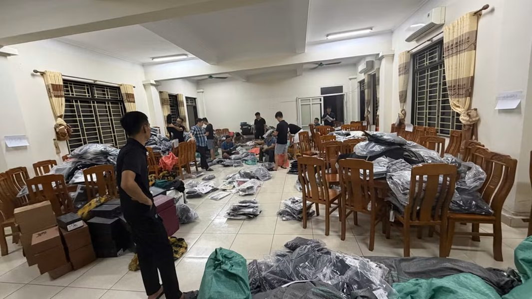 Lực lượng li&ecirc;n ng&agrave;nh tiến h&agrave;ng kiểm tra to&agrave;n bộ cửa h&agrave;ng