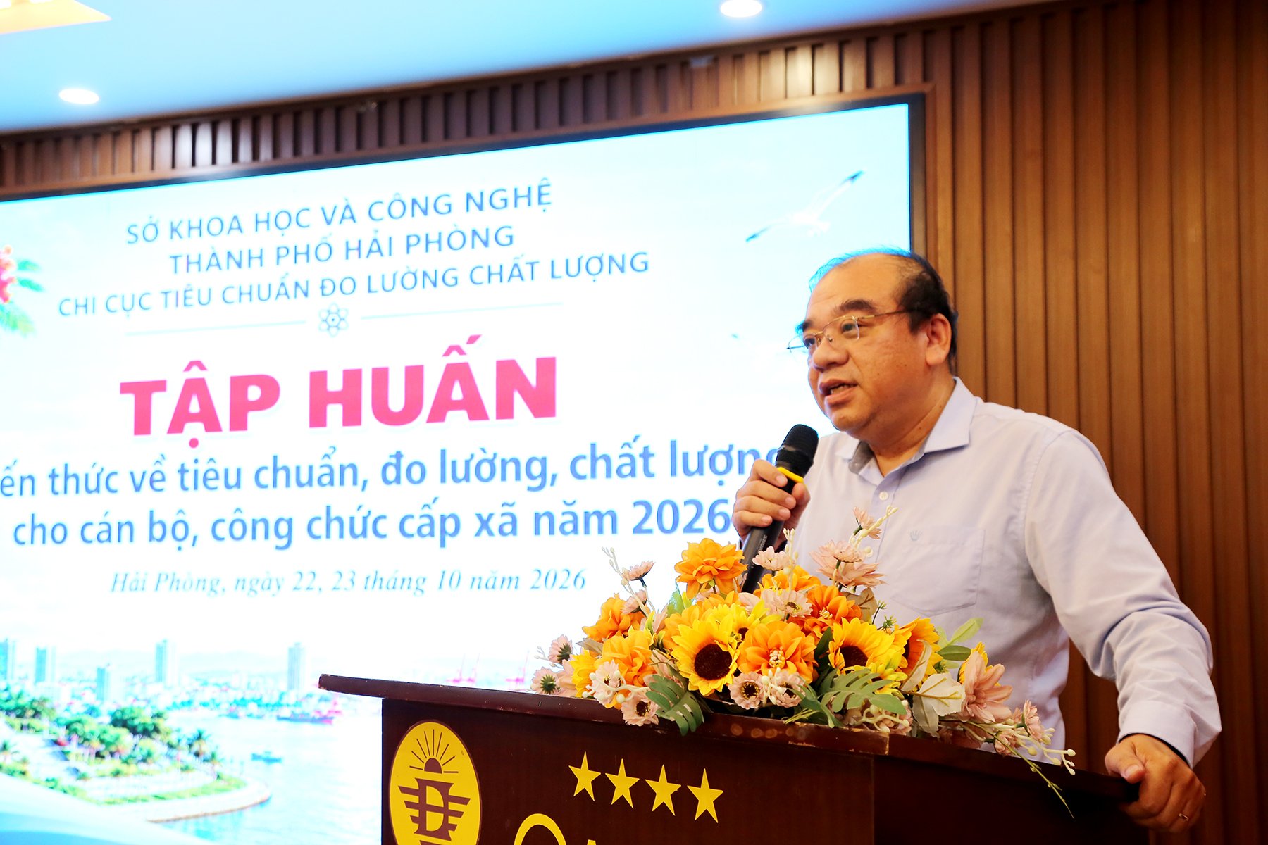 Phó Trưởng Ban Đo lường, Ủy ban Tiêu chuẩn Đo lường Chất lượng quốc gia Bùi Trung Dũng trình bày, trao đổi các nội dung tại chương trình tập huấn. Phó Trưởng Ban Đo lường, Ủy ban Tiêu chuẩn Đo lường Chất lượng quốc gia Bùi Trung Dũng trình bày, trao đổi các nội dung tại chương trình tập huấn.