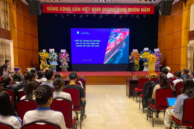 To&agrave;n cảnh hội thảo. Ảnh: C&ocirc;ng Thương