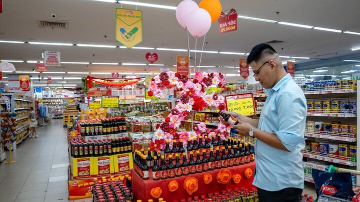 Doanh nghiệp b&aacute;n lẻ chủ động tập kết v&agrave; điều tiết nguồn h&agrave;ng ch&iacute;nh ngạch từ sớm, đảm bảo kh&ocirc;ng xảy ra đứt g&atilde;y chuỗi cung ứng trong giai đoạn cao điểm cuối năm. Tr&ecirc;n cơ sở đ&oacute;, hệ thống b&aacute;n lẻ SATRA dự kiến dự trữ khoảng 376,1 tỷ đồng h&agrave;ng h&oacute;a cho giai đoạn trước v&agrave; sau Tết. (Ảnh: SATRA)