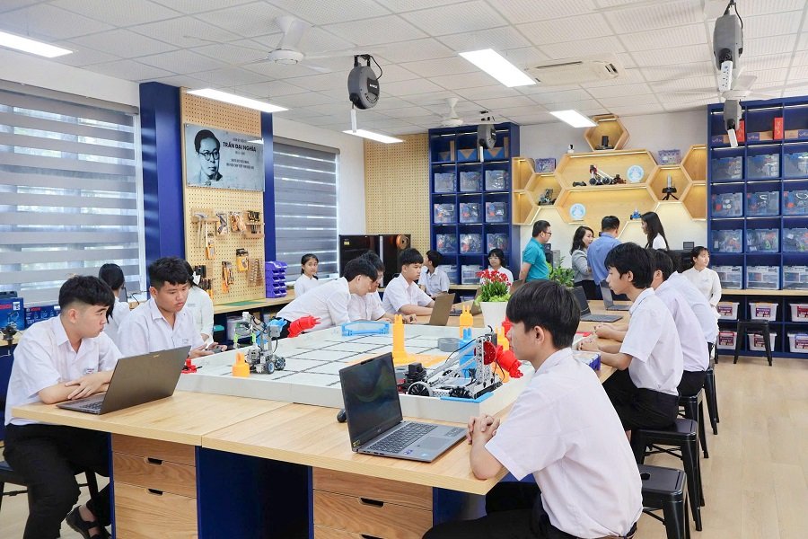 Tăng cường gi&aacute;o dục STEM, nghi&ecirc;n cứu khoa học, hướng nghiệp, ph&acirc;n luồng v&agrave; gi&aacute;o dục khởi nghiệp.
