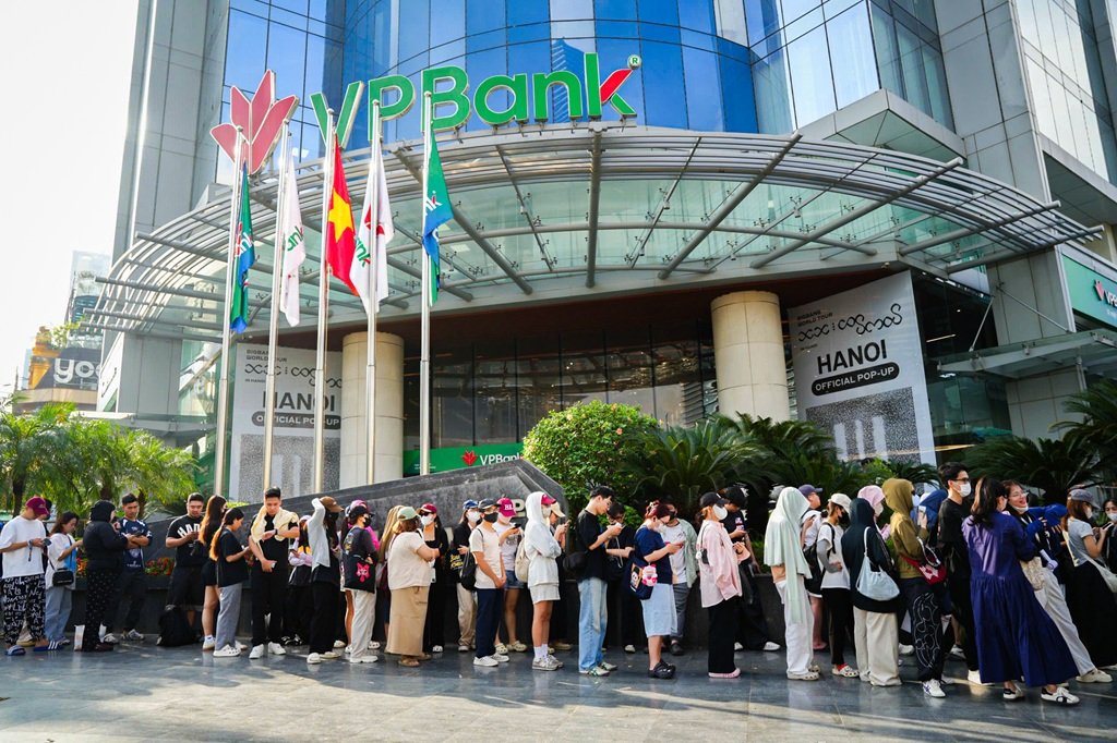 H&agrave;ng ngh&igrave;n người h&acirc;m mộ xếp h&agrave;ng trước trụ sở ng&acirc;n h&agrave;ng VPBank để mua merchandise BIGBANG.