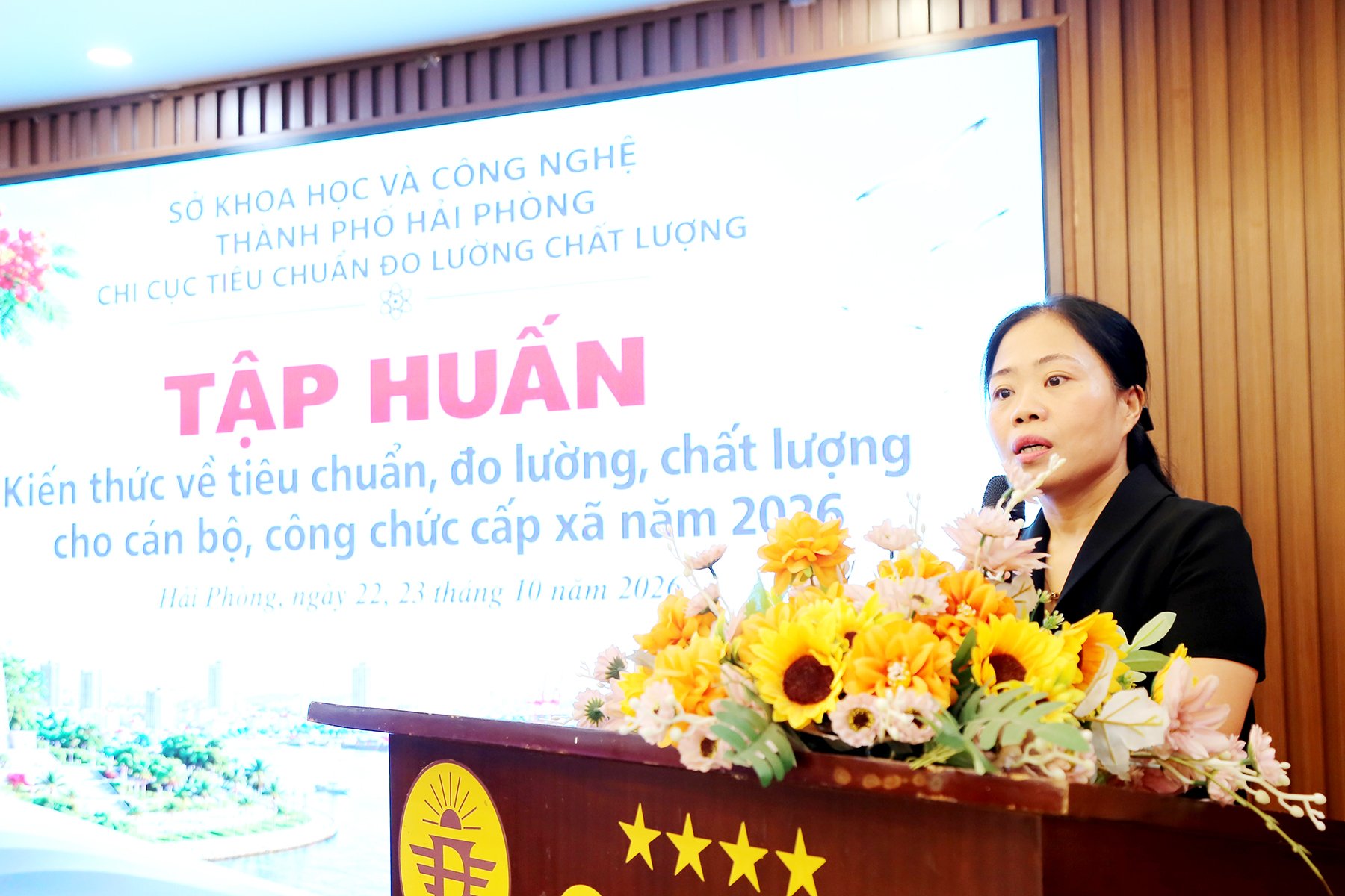 Phó Chi cục trưởng Chi cục Tiêu chuẩn Đo lường Chất lượng Nguyễn Thị Yến phát biểu khai mạc chương trình tập huấn. Phó Chi cục trưởng Chi cục Tiêu chuẩn Đo lường Chất lượng Nguyễn Thị Yến phát biểu khai mạc chương trình tập huấn.