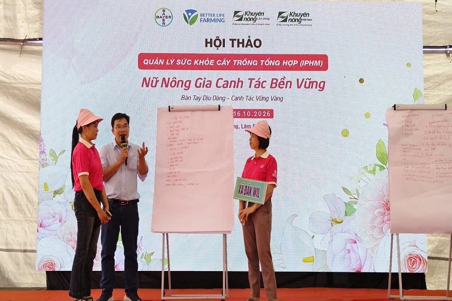 C&aacute;c chuy&ecirc;n gia hướng dẫn chuyển đổi phương thức canh t&aacute;c theo hướng xanh, an to&agrave;n v&agrave; bền vững, vị tr&iacute; của nữ n&ocirc;ng gia.