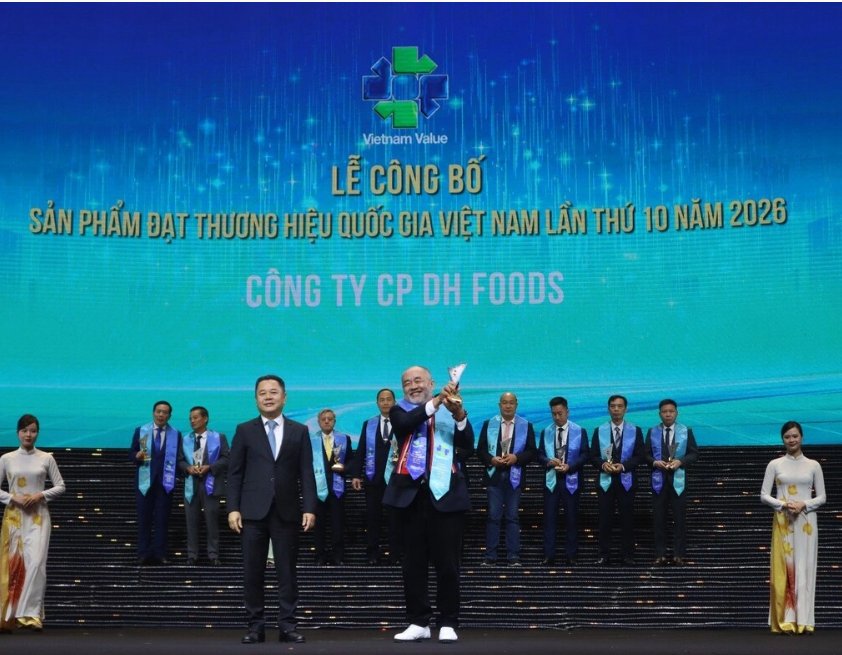 &Ocirc;ng Nguyễn Trung Dũng, Tổng gi&aacute;m đốc Dh Foods, nhận biểu trưng tại Lễ c&ocirc;ng bố sản phẩm đạt Thương hiệu Quốc gia Việt Nam