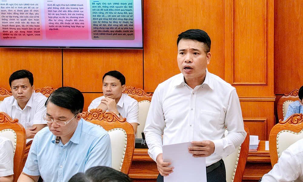 Đồng chí Nguyễn Việt Hùng, Giám đốc Sở Xây dựng báo cáo tại buổi làm việc. Đồng chí Nguyễn Việt Hùng, Giám đốc Sở Xây dựng báo cáo tại buổi làm việc.